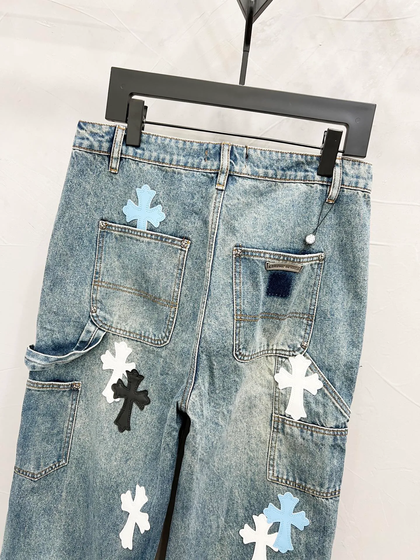 P260 Style number: [M928] Chrome hearts & Chrome hearts 25ss black and white blue cross patch leather jeans Chrome hearts’ logging pants are here! ! ! CH Croix Heart Double Knee Cross Patch Leather Bo1 Style Logging Pants Straight-leg Work Pants B136 Croix Heart Cross Sanskrit Overalls Price 24W Level, patchwork cross pattern embellishment, high-waisted washed jeans! ! Absolutely high-end luxury products, 1.9W level god-level single products, super popular products, made by top heavy industry, not to be missed. About Zangyin, this is an extremely luxurious fashion brand, which can also be called the nobles of the high street. It has always been an exclusive brand of some hipsters or rich second generation. Compared with ordinary high streets, it is more luxurious and noble. Compared with luxury brands, it has a more fashionable personality and has always been a brand that I have a special liking for. Imported yarn is custom-woven into a high-density twill canvas. While ensuring a stiff silhouette, the fabric feels very delicate. It follows the B01 classic silhouette. The upper body is stiff and stylish. The ready-made garments are stone-ground and fermented and can be matched with any style. Buttons and zinc brushing are washed with genuine YKK retro metal products. Double-layered canvas on the front. Perfect details. All hardware is perfect. Size: 30-32-34-36 Color: blue pants, black and white, blue